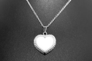 S2060 WHITE SRDÍČKO + řetízek z chirurgické oceli