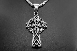 S2084 KŘÍŽ – přívěsek z chirurgické oceli