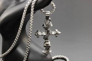 S2087 KŘÍŽ S LEBKOU – přívěsek z chirurgické oceli