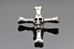 S2173 KŘÍŽ S LEBKOU – přívěsek z chirurgické oceli