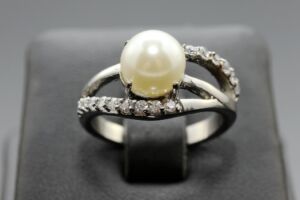 S2208 Prstýnek z chirurgické oceli s perlou