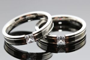 S2211 Prstýnek z chirurgické oceli s krystalkem