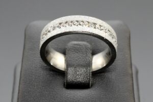 S2233 Pískovaný prstýnek z chirurgické oceli s krystalky