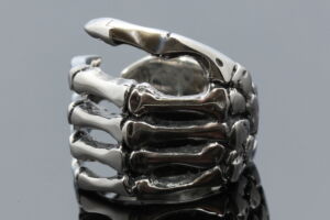 S2263 Masivní prsten RUKA KOSTLIVCE z chirurgické oceli