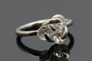 S2274 Prstýnek se 3 krystalky z chirurgické oceli