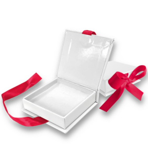 MINET Bílá magnetická krabička na šperky s tmavě růžovou stuhou – 8 x 8 x 2,5 cm